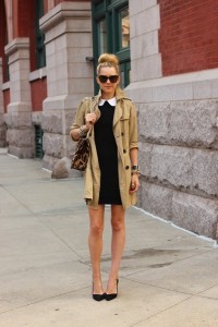 Un trench coat femme porté avec une robe, pour un look bon chic bon genre